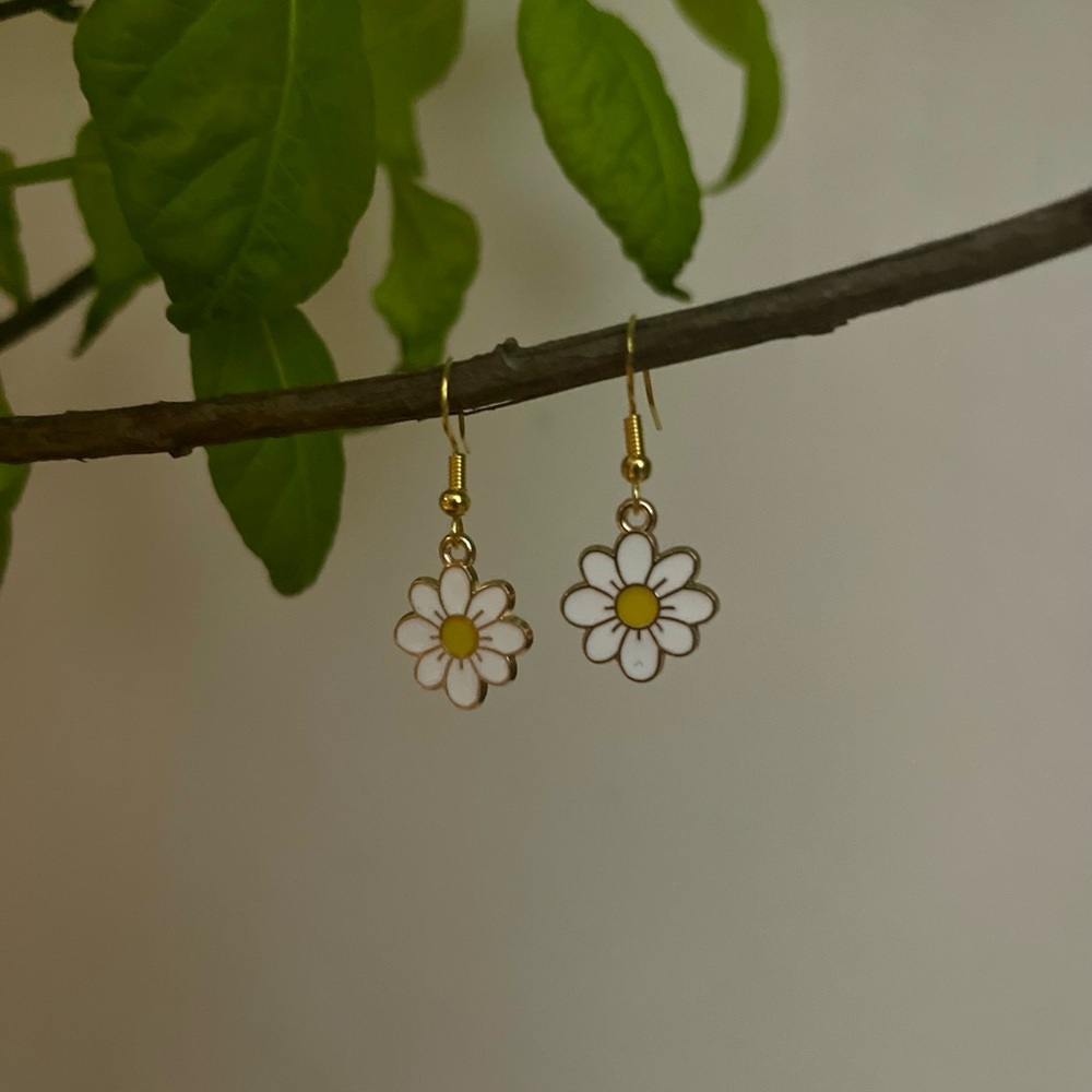 SoLune Daisy Flower Earrings - Picture 2 of 2